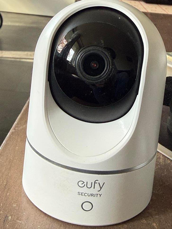 Eufy Indoor Cam 2K Pan & Tilt (Model: T8410X), Audio, Tv en Foto, Videobewaking, Ophalen of Verzenden, Zo goed als nieuw, Binnencamera