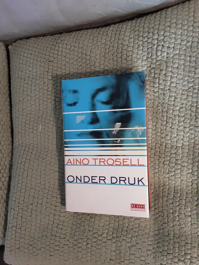 Aino Trosell------Onder druk thriller, Scandinavië, Ophalen of Verzenden, Zo goed als nieuw, Aino Trosell
