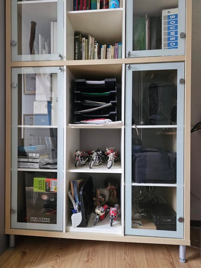 Ikea vitrinekast, Ophalen