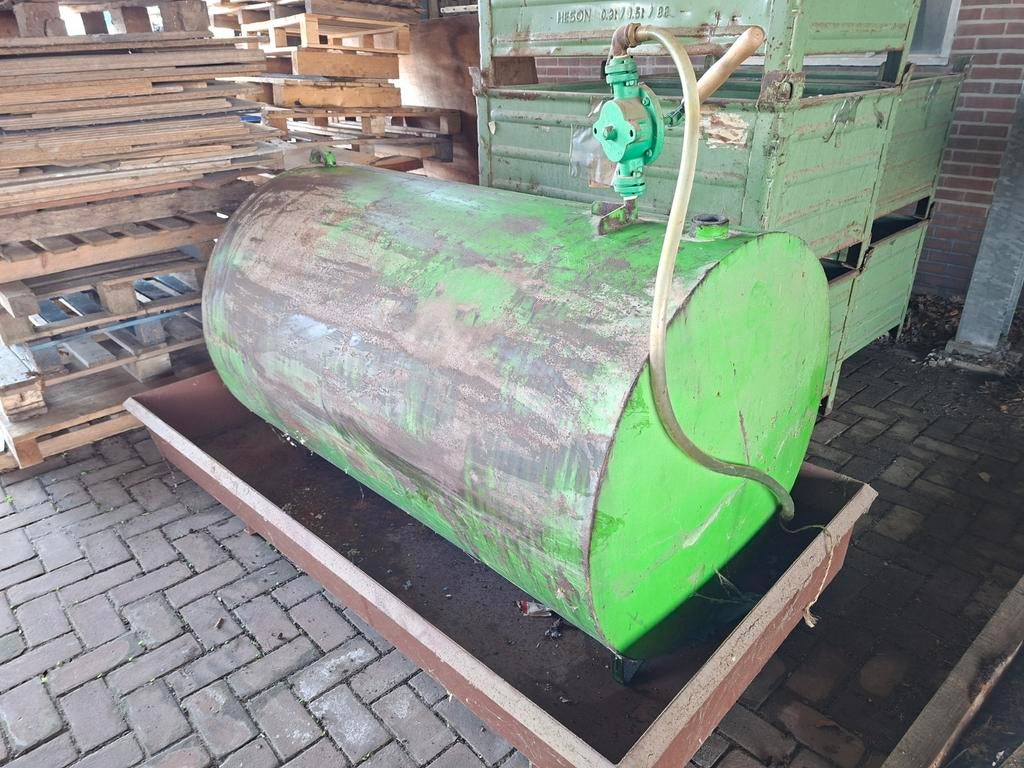 Dieseltank in lekbak met handpomp 1000L, Ophalen, Gebruikt, IJzer