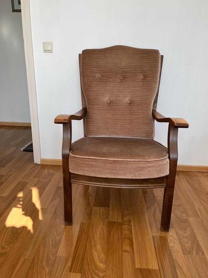 Vintage fauteuil met houten armleuningen, Huis en Inrichting, Fauteuils, Gebruikt, Hout, 50 tot 75 cm, Ophalen of Verzenden