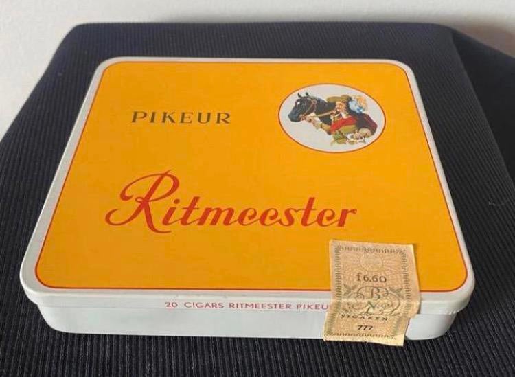 Ritmeester Pikeur sigarenblik. Afm.11,5x13x2,5cm., Verzamelen, Ophalen of Verzenden, Zo goed als nieuw, Overige, Overige merken