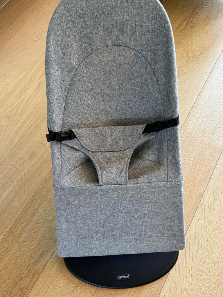 BabyBjörn Wipstoel met 2 hoezen (grijs en zwart), Overige merken, Wipstoel, Ophalen of Verzenden, Met gordel(s) of riempje(s)