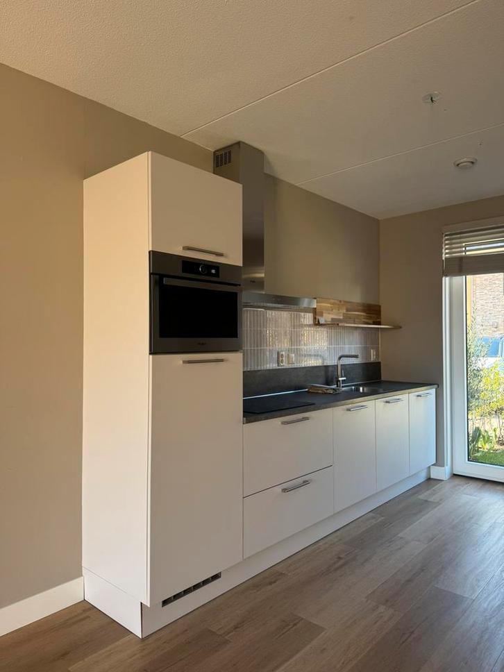 Complete keuken incl whirlpool apparatuur in showroomstaat, Huis en Inrichting, Keuken | Complete keukens, Zo goed als nieuw, Wit