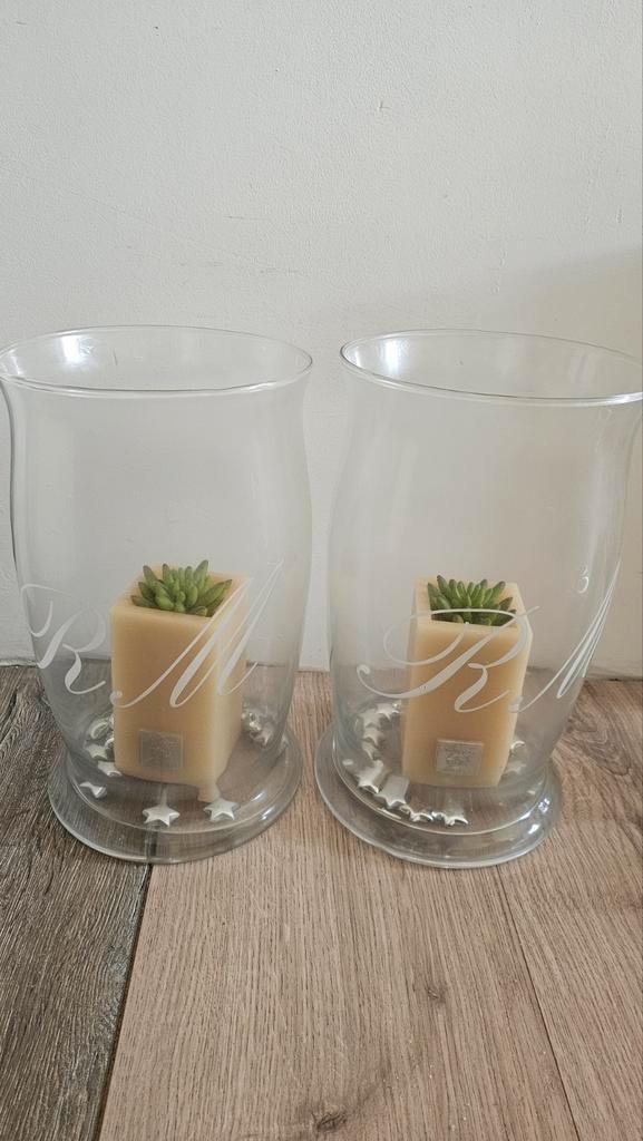 2 Riviera Maison Windlichten/Vazen met Decoratie, Huis en Inrichting, Woonaccessoires | Kandelaars en Kaarsen, Zo goed als nieuw