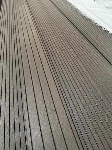 Bruine vlonderplank / composiet terrasplank / Partij 6,6 m2 beschikbaar voor biedingen