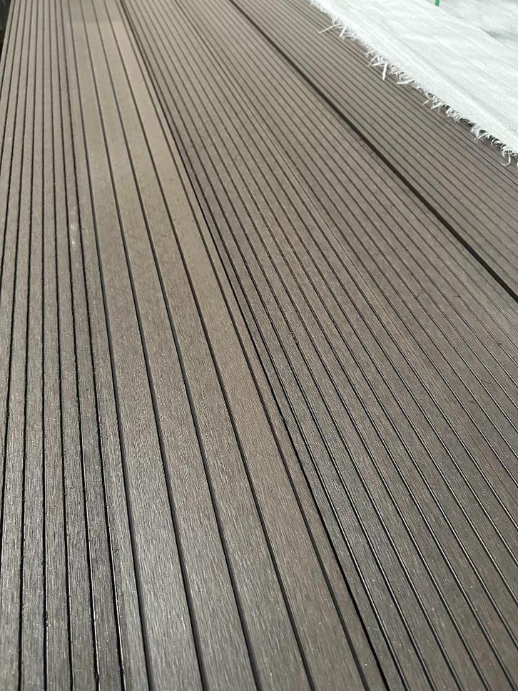 Bruine vlonderplank / composiet terrasplank / Partij 6,6 m2, Tuin en Terras, Terrasdelen en Vlonders, Gebruikt, Kunststof, Ophalen