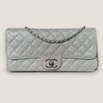 Chanel East West clutch on chain zilver kleurig, Gebruikt, Overige kleuren, Ophalen of Verzenden, Avondtasje