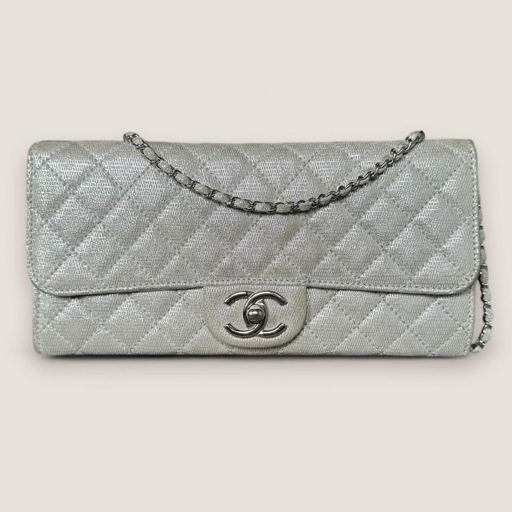 Chanel East West clutch on chain zilver kleurig, Sieraden, Tassen en Uiterlijk, Tassen | Damestassen, Gebruikt, Avondtasje, Overige kleuren