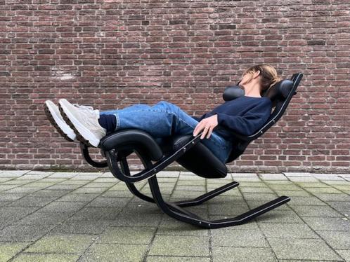 stokke varier gravity stoel, Huis en Inrichting, Stoelen, Gebruikt, Eén, Hout, Leer, Zwart, Ophalen