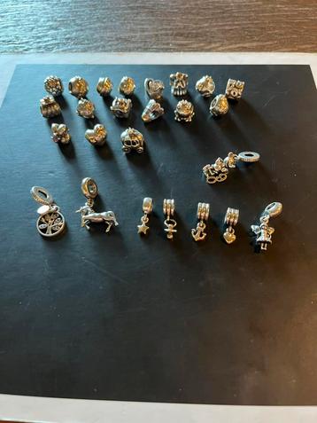 Pandora luxe bedels met goud detail beschikbaar voor biedingen