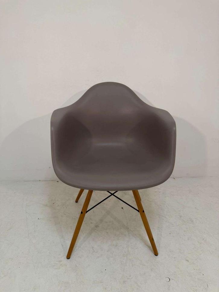 Vitra Eames conferentiestoel gebruikt €125,-, Doe-het-zelf en Verbouw, IJzerwaren en Bevestigingsmiddelen
