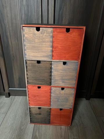 Houten cd rek (zelf geschilderd) beschikbaar voor biedingen