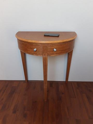 Antieke Halfronde Sidetable met Laatjes beschikbaar voor biedingen