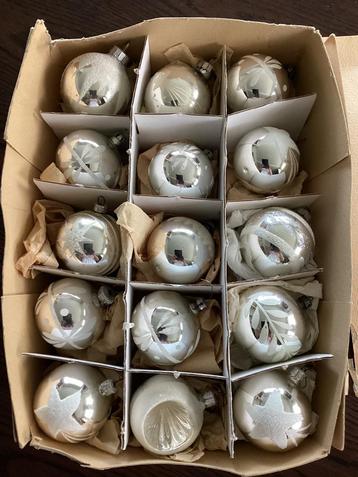 15 kerstballen van glas oudere modellen beschikbaar voor biedingen