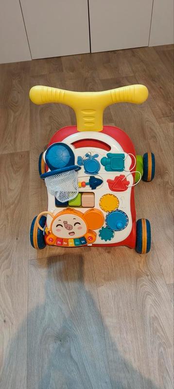 Loopwagen en speeltafel in een beschikbaar voor biedingen