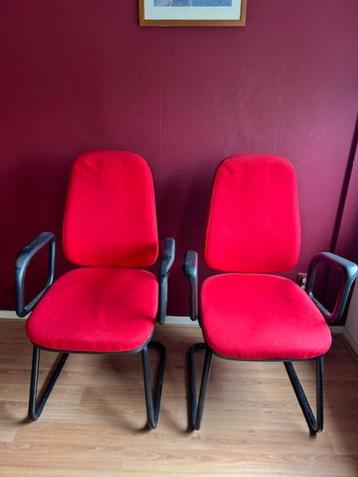 Tafel en stoelen 