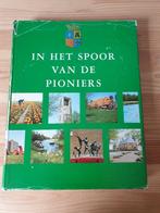 Boek - In het spoor van de pioniers 35 jaar Noordoostpolder, Boeken, Geschiedenis | Stad en Regio, Gelezen, Ophalen of Verzenden