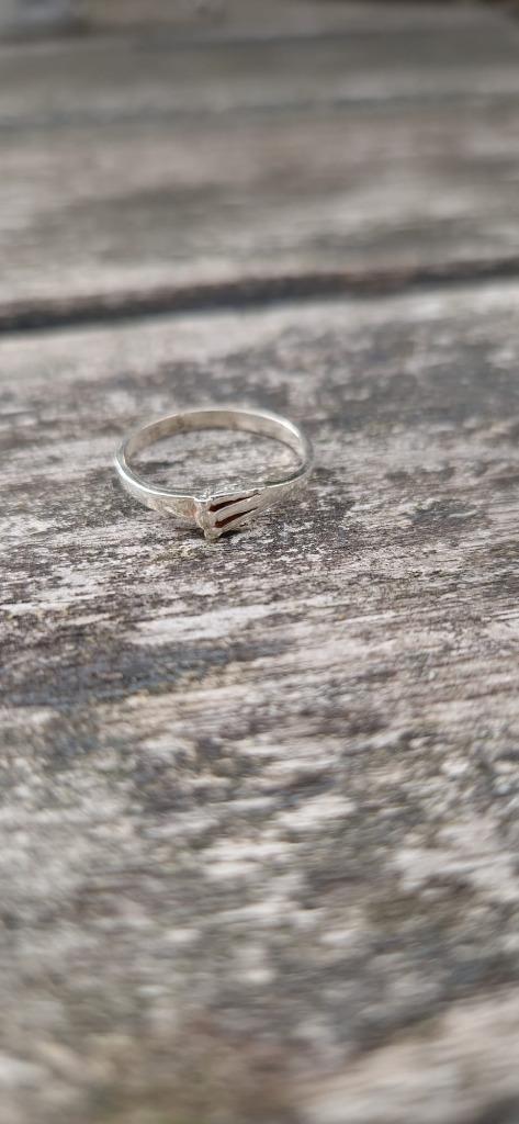 Leuke ring met fantasie vorm van 835 zilver, Sieraden, Tassen en Uiterlijk, Ringen, Zo goed als nieuw, Dame of Heer, Kleiner dan 17