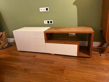 Maatwerk tv-meubel in notenfineer en wit spuitwerk - design beschikbaar voor biedingen