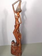 Lang gerekt vrouw figuur met hondje bali art deco, Antiek en Kunst, Kunst | Beelden en Houtsnijwerken, Ophalen of Verzenden
