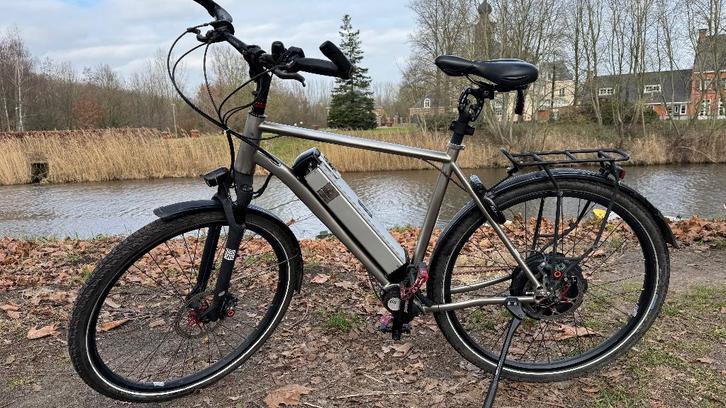 Elektrische fiets Titanium frame, Fietsen en Brommers, Elektrische fietsen, Zo goed als nieuw, Overige merken, 55 tot 59 cm, 50 km per accu of meer