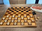 Extra groot houten dambord met reliëfvlakken., Hobby en Vrije tijd, Gezelschapsspellen | Bordspellen, Ophalen of Verzenden, Gebruikt
