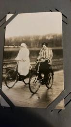Ansichtkaart Juliana en Wilhelmina op de fiets, Ophalen of Verzenden, Zo goed als nieuw, Kaart, Foto of Prent
