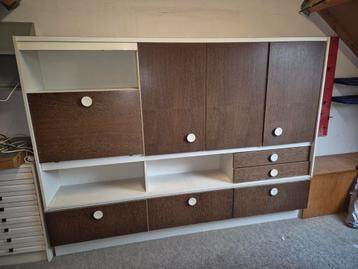 Gratis! vintage jaren 70 kast laatste week. beschikbaar voor biedingen