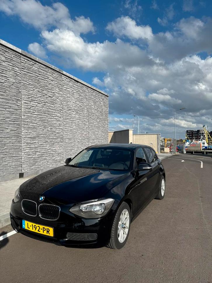 BMW 1-Serie 116i 136PK 5D 2014 Zwart, Auto's, BMW, Particulier, 1-Serie, Benzine, B, Hatchback, Handgeschakeld, Geïmporteerd, Zwart