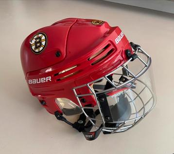 IJshockey helm rood met masker beschikbaar voor biedingen