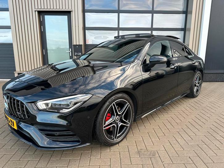 Mercedes-Benz CLA-klasse 180 AMG 136pk 2022 Zwart Pano Sfeer, Auto's, Mercedes-Benz, Bedrijf, ABS, Achteruitrijcamera, Adaptieve lichten