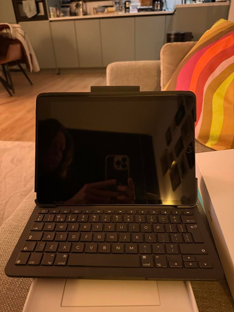 iPad 9e gen 64GB + Logitech Toetsenbord Hoes, 10 inch, Gebruikt, Apple iPad, Ophalen of Verzenden