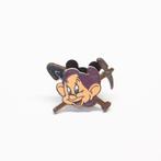 Disney pin the seven dwarfs - dopey hidden mickey, Ophalen of Verzenden, Sneeuwwitje of Doornroosje, Zo goed als nieuw, Beeldje of Figuurtje