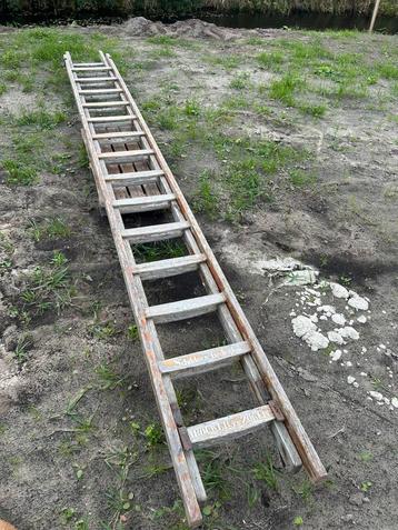 Uitschijftrap hardhout beschikbaar voor biedingen
