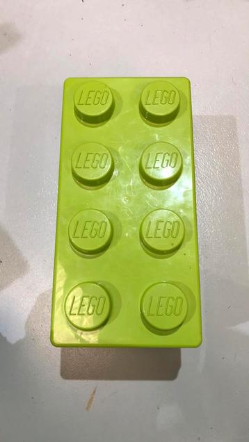 Volle legodoos met Lego.  beschikbaar voor biedingen