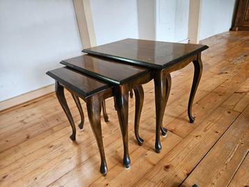 Sierlijke bijzettafel (set van 3) beschikbaar voor biedingen