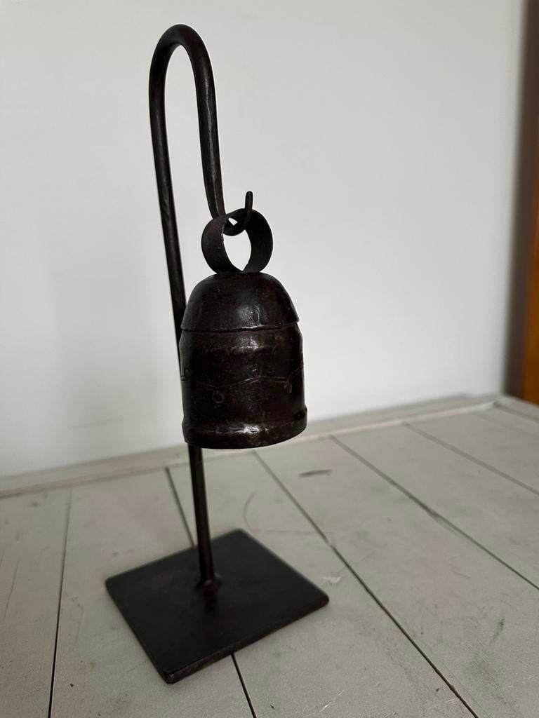 Gave bel op standaard. Landelijk en sober wonen., Ophalen of Verzenden, Zo goed als nieuw