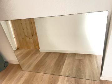 Grote spiegel. 125 x 90cm beschikbaar voor biedingen