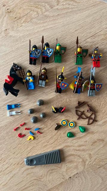 Lego Castle Mini Figures & Equipment 5184 6103 6105 beschikbaar voor biedingen