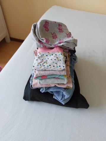 Kinderkledingpakketje mt 128 beschikbaar voor biedingen