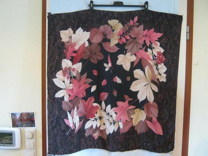 Leonard Paris grote twill zijden sjaal, herfst bladerdessin, Kleding | Dames, Mutsen, Sjaals en Handschoenen, Zo goed als nieuw