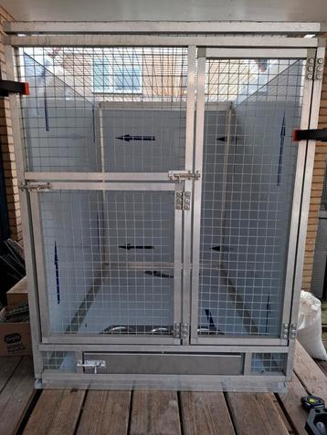 Aluminium broedkooi met voederplateau en lade  beschikbaar voor biedingen