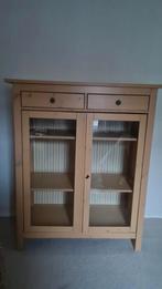 Ikea gele Hemnes Vitrinekast - Zo Goed Als Nieuw!, Huis en Inrichting, Ophalen, 100 tot 150 cm, 100 tot 150 cm, Zo goed als nieuw