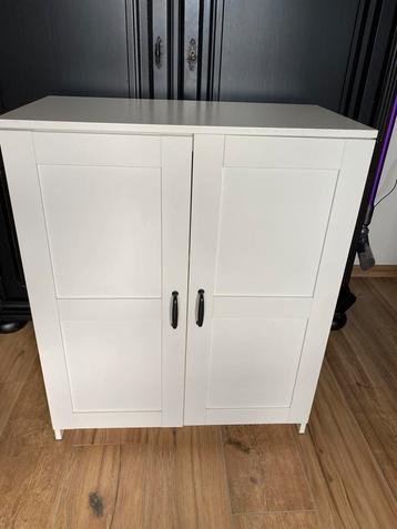 Te koop wit kastje beschikbaar voor biedingen