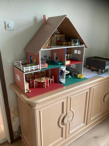 Zelf gemaakt poppenhuis met toebehoren. beschikbaar voor biedingen