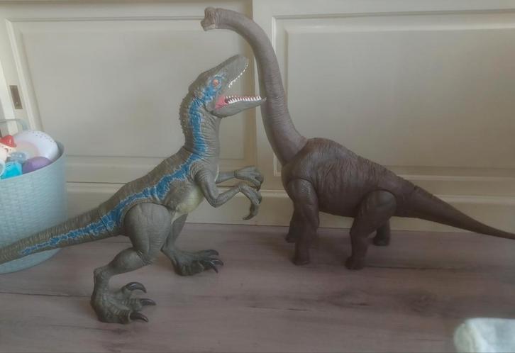 Jurassic World grote Brachiosaurus & Velociraptor dino's, Verzamelen, Dierenverzamelingen, Zo goed als nieuw, Beeldje of Figuurtje