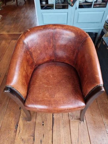 Vintage rustiek schaapleren fauteuil  beschikbaar voor biedingen