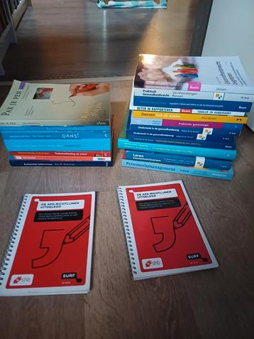 Partij studieboeken beschikbaar voor biedingen