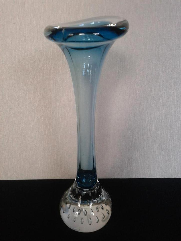 Helder glazen SPIJKERVAASJE ~ Solifleur ~ LICHTBLAUW 21 cm., Antiek en Kunst, Antiek | Glas en Kristal, Ophalen of Verzenden